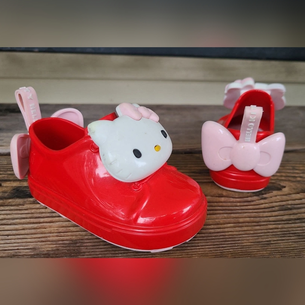 MINI MEL / SANIRO / HELLO KITTY 😺 SZ 5c VGUC RED w/ KITTY & 🎀 BOW on back